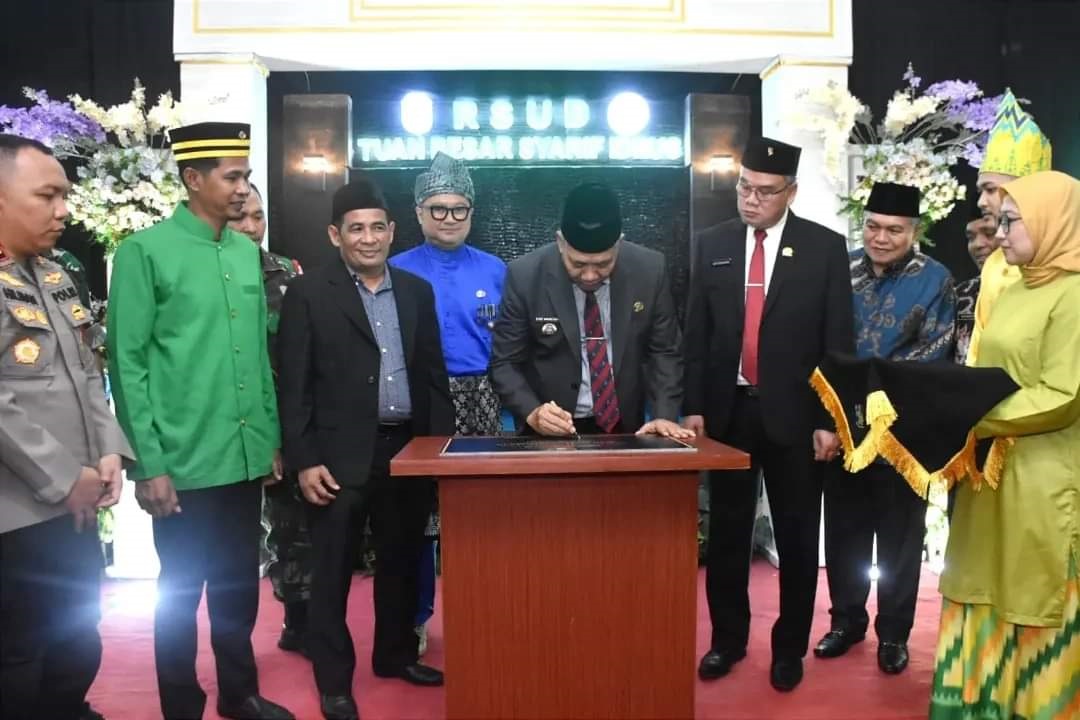RESMIKAN: Pj Bupati Kubu Raya, Syarif Kamaruzaman meresmikan nama Rumah Sakit Kubu Raya meniadi RSUD Tuan Besar Syarif Idrus, Jumat (23/8) di Rasau Jaya.