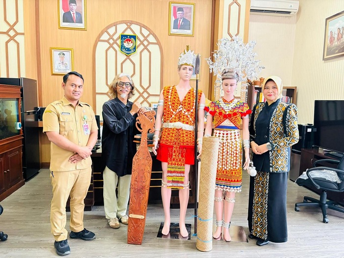 WASTRA: Pj Ketua Dekranasda Kalbar Windy Prihastari berfoto di&nbsp;Galeri&nbsp;Nusantara Kemendagri&nbsp;yang menampilkan produk wastra, dan kerajinan khas Kalbar.