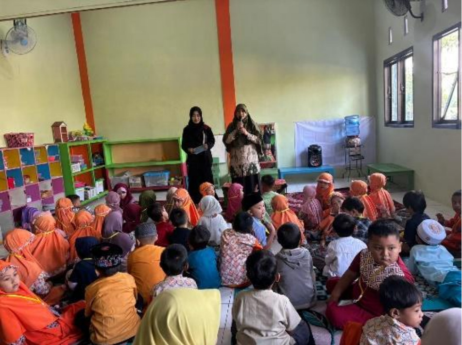 SOSIALISASI: Mahasiswa Universitas Muhammadiyah Malang (UMM) Program PMM Kelompok 58 Gelombang 9 pada saat sosialisasi pentingnya postur duduk yang benar di TK IT Harapan Insan di Jalan Imam Bonjol.