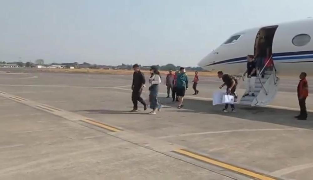 Potongan video diduga Kaesang dan Erina turun dari jet pribadi viral di media sosial. (Platform X)