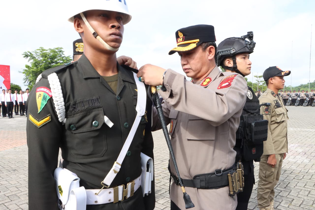 Kapolres Sanggau, AKBP Suparno Agus Candra Kusumah saat memeriksa kesiapan personil jelang Pilkada 2024.