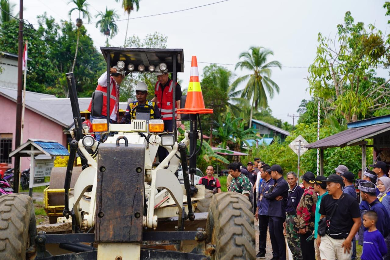 DIMULAI: Bupati Kapuas Hulu Fransiskus Diaan meresmikan secara simbolis pembangunan Jalan Boyan Tamjung-Nanga Taman.