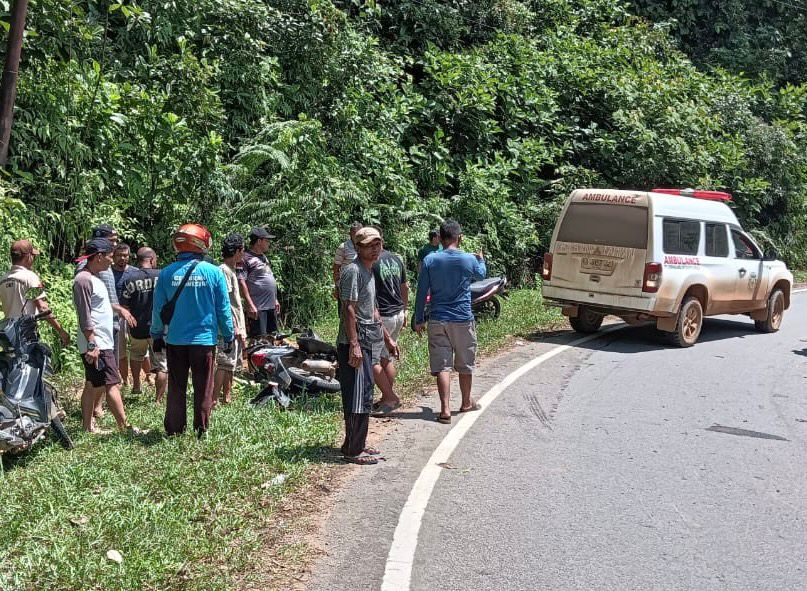 LAKA LANTAS : Warga mengevakuasi pengendara sepeda motor yang terlibat kecelakaan di Jalan Trans Kalimantan, Minggu (25/8).