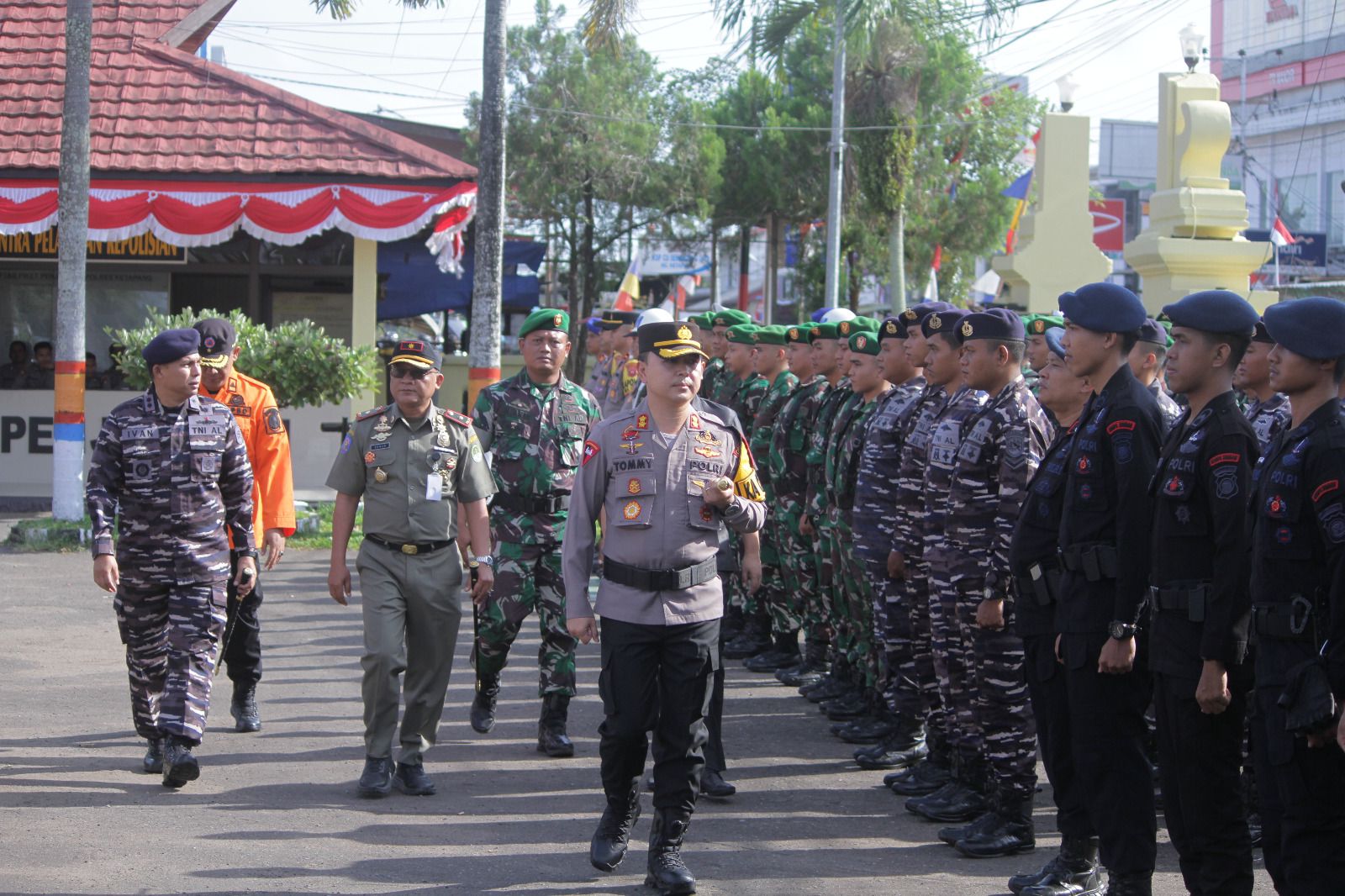 CEK KESIAPAN: Kapolres Ketapang, AKBP Tommy Ferdian mengecek pasukan pada Apel Gelar Pasukan Operasi Mantap Praja 2024.