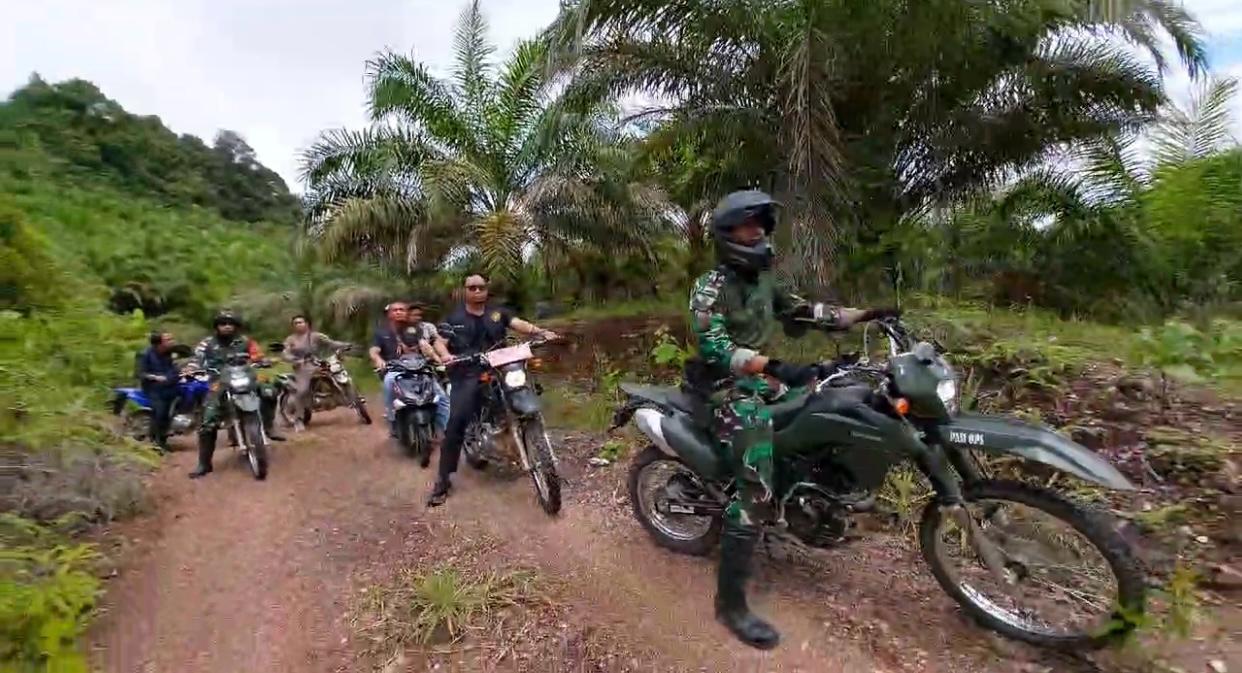 PENGAWASAN: Satgas Pamtas saat melakukan pengawasan daerah perbatasan di Kecamatan Badau.