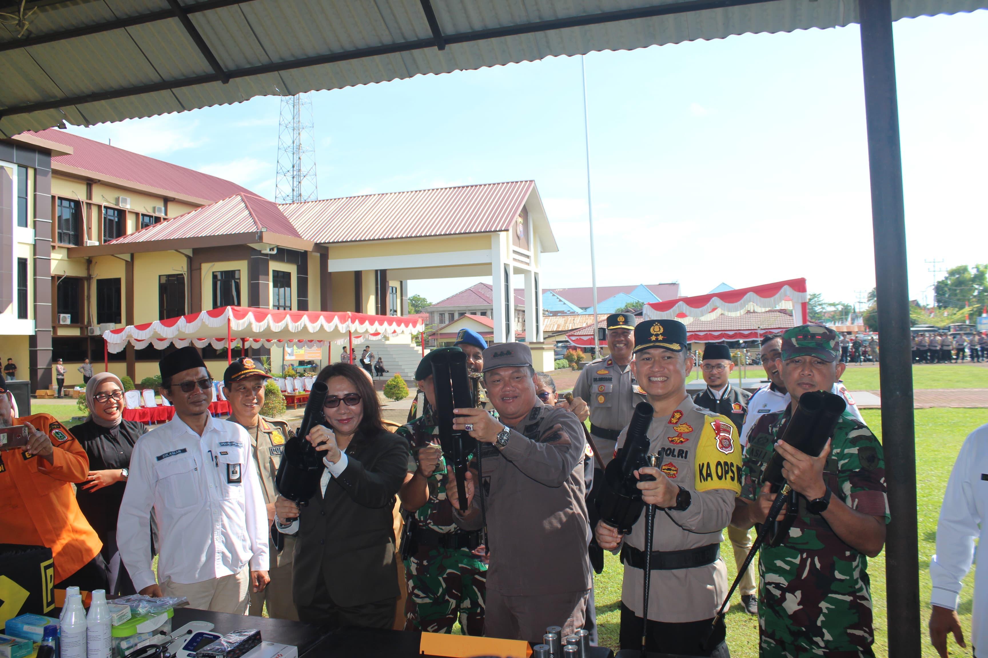 CEK ALAT: Forkopimda Kapuas Hulu saat mencoba alat perlengkapan untuk pengamanan Pilkada 2024 di Polres Kapuas Hulu.