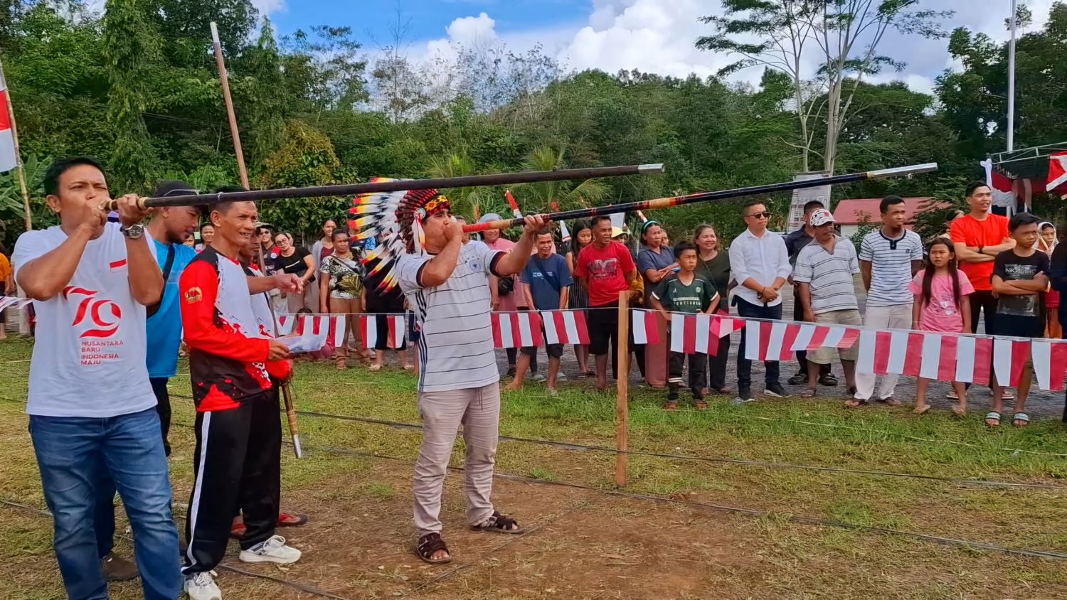 LOMBA: Peserta lomba tradisional sumpit meriahkan HUT ke-79 Republik Indonesia di Sadaniang.