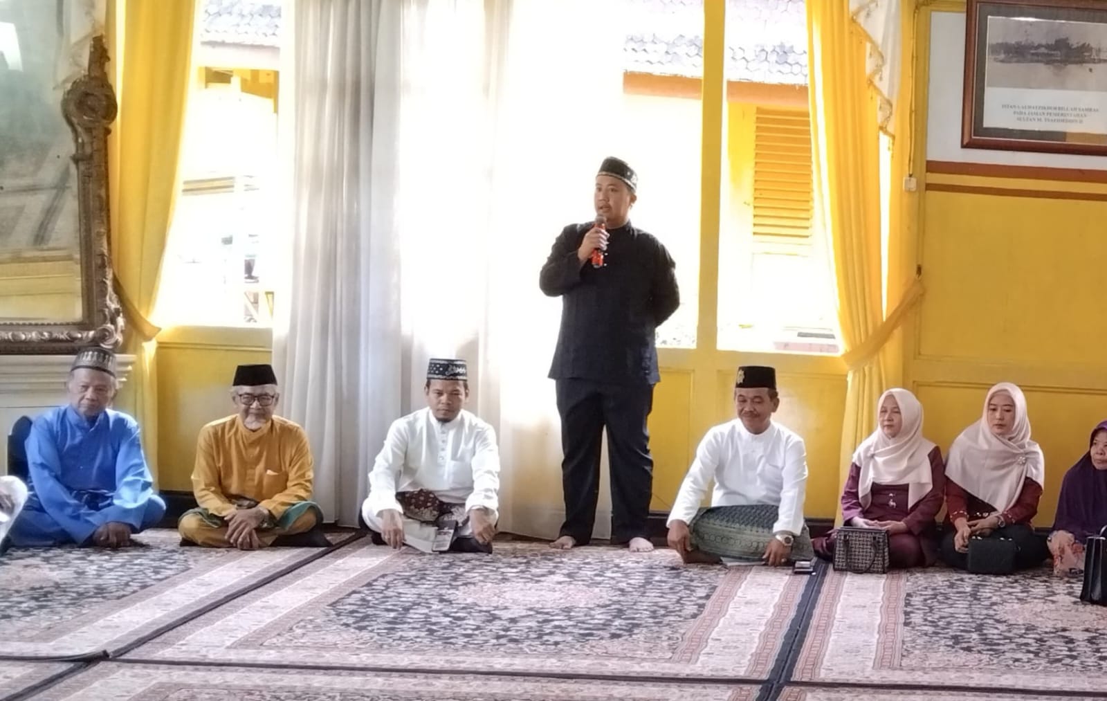 SILATURAHMI: Misni-Mariadi bersilaturahmi ke Istana Sambas serta saat deklarasi di Balai Pemenangan 3M sebelum mendaftar ke KPU Sambas, Selasa (27/8).(FACHROZI/PONTIANAK POST)