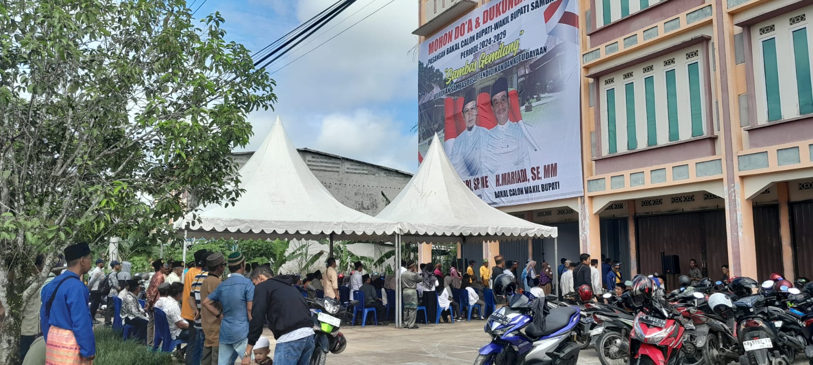 Masyarakat pendukung paslon Misni-Mariadi berkumpul di Balai Pemenangan 3M, Selasa (27/8).(FACHROZI/PONTIANAK POST)