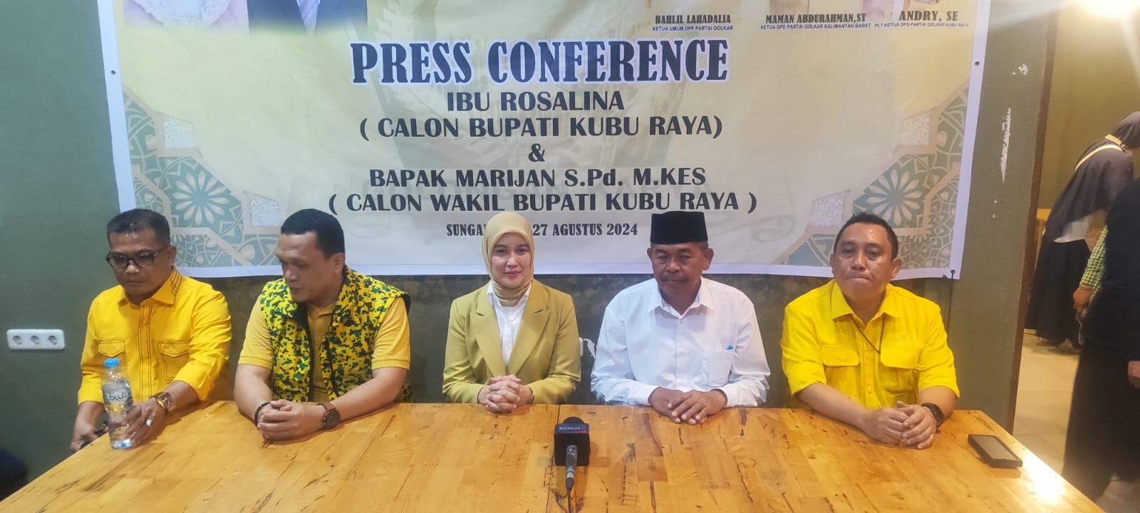 Partai Golkar Kubu Raya bersama pasangan Rosalina-Marijan melakukan sesi jumpa pers di Cafe Green, Jalan Adisucipto, Desa Arang Limbung, Kecamatan Sungai Raya, Kubu Raya.