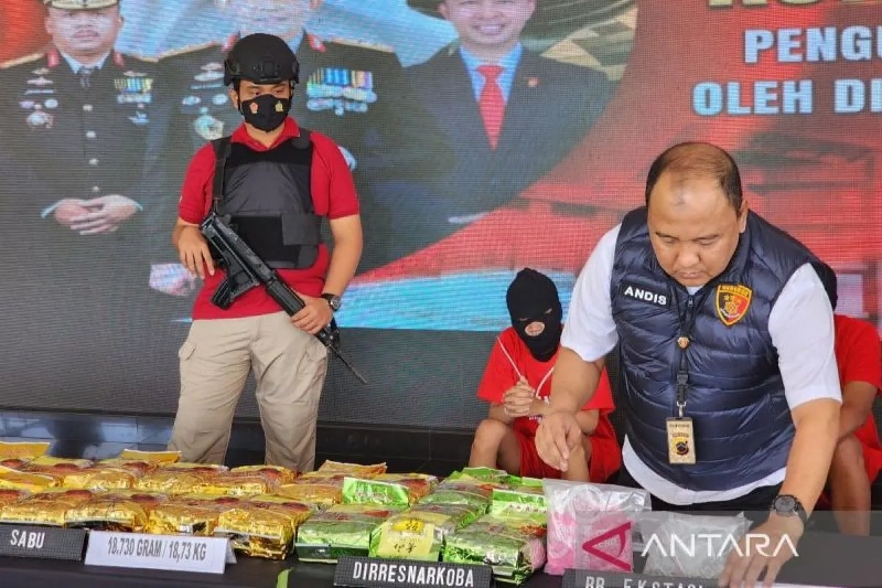 Petugas Ditres Narkoba Polda Jateng menunjukkan barang bukti sabu-sabu dan ekstasi saat jumpa pers di Mapolda Jateng di Semarang, Selasa (27/8/2024). (ANTARA/I.C. Senjaya)