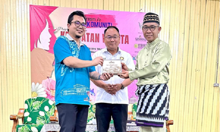CENDERA MATA: Pemberian cendera mata dr UNIMAS ke ITEKES Muhammadiyah Kalbar.