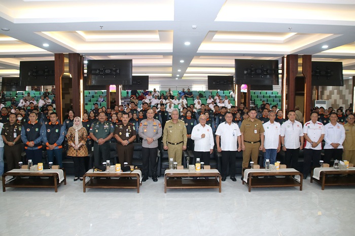 ATLET PON: Jajaran Forkopimda Kalbar foto bersama atlet Kalbar yang akan berangkat menuju PON XXI.