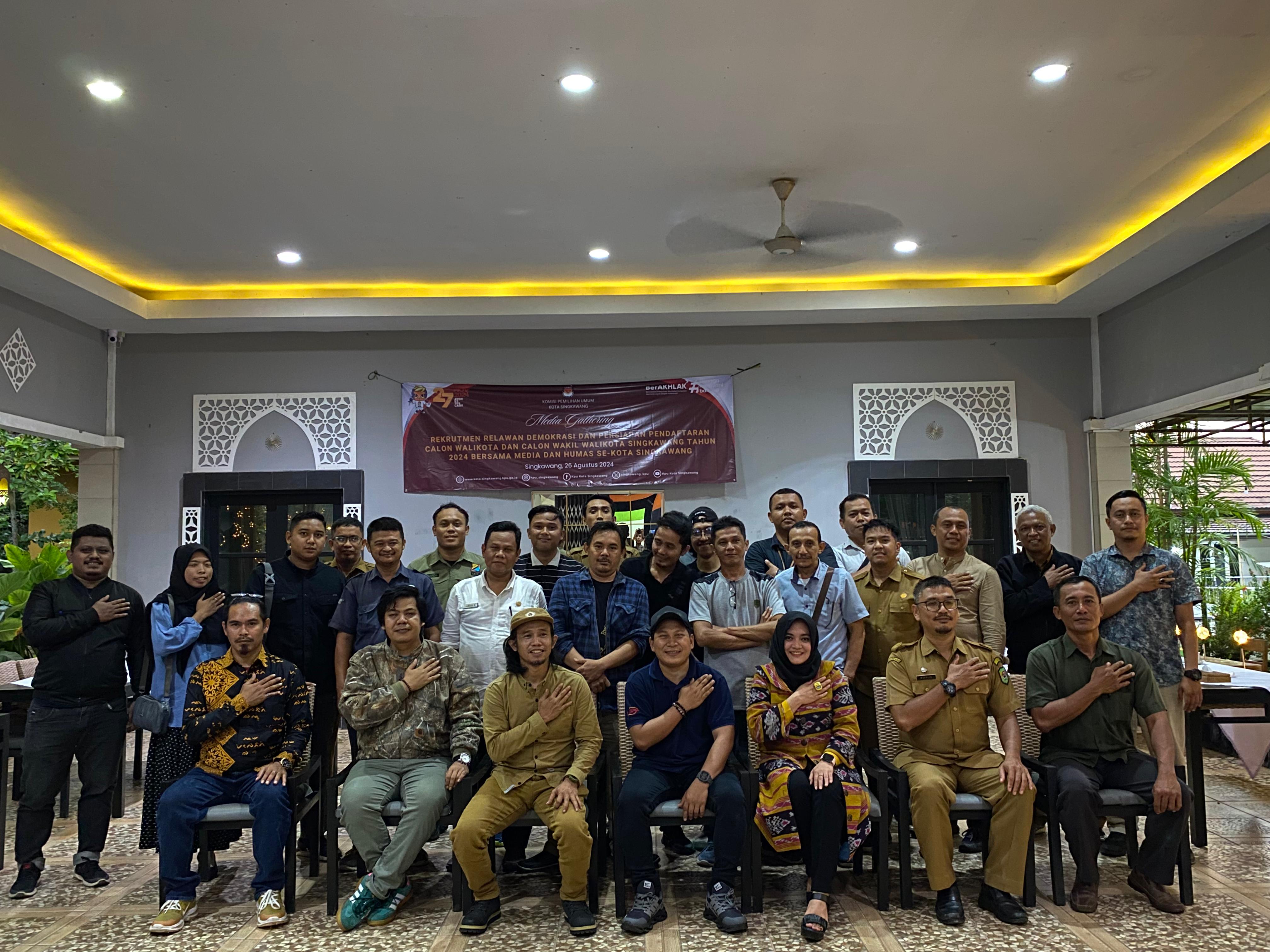 RELAWAN : Rekruitmen relawan demokrasi dan persiapan pendaftaran Calon Walikota dan Wakil Walikota Singkawang tahun 2024 bersama media dan Humas se-Kota Singkawang.