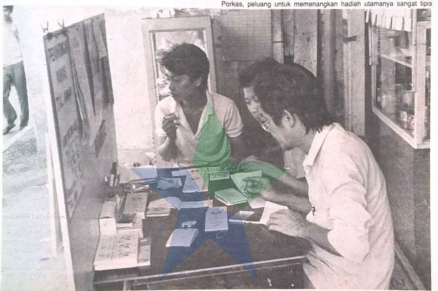 LAPAK PORKAS: Tampak tiga orang sedang sibuk memasang angka porkas. Porkas adalah lotre yang pada sekitar 1985 dulu masih dianggap legal. PERPUSTAKAAN NASIONAL