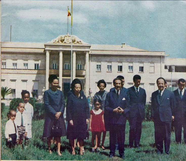 DALAM PENAHANAN: Sebagian besar keluarga kerajaan Ethiopia, yang terlihat di belakang, meninggalkan negara itu dan dipenjarakan atau dieksekusi. (COMMONS.WIKIMEDIA.ORG)