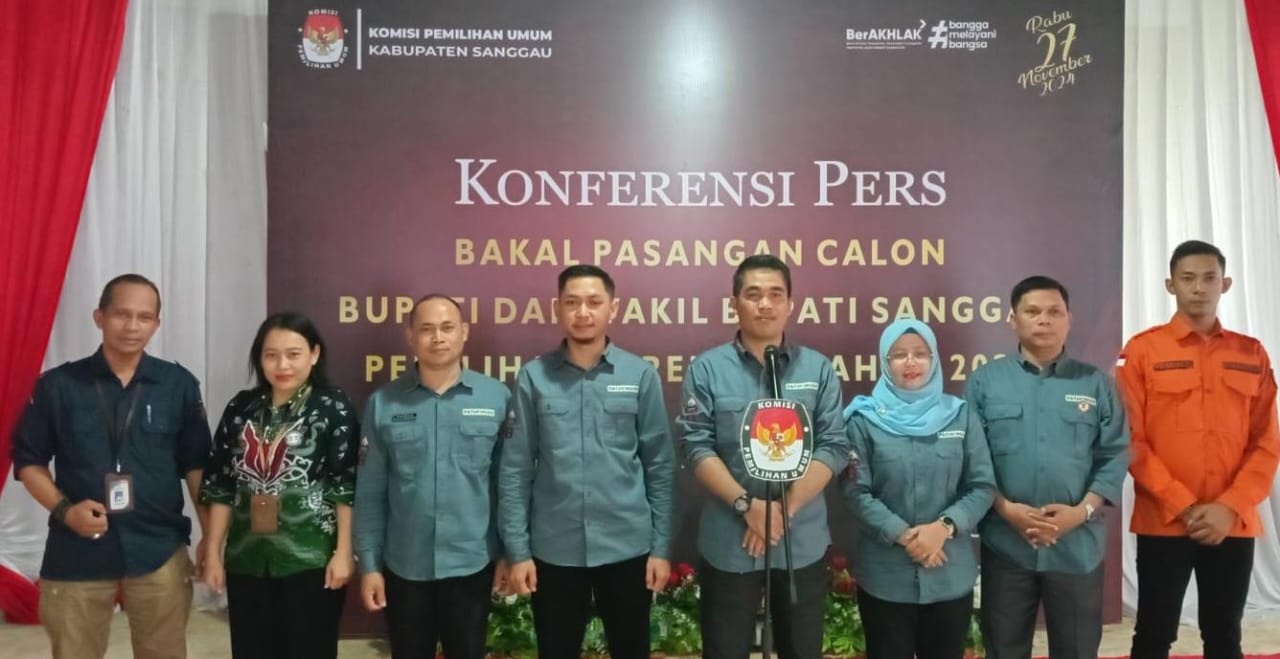 KPU Sanggau saat melakukan konferensi pers pada hari pertama pendaftaran pasangan bacalon Bupati-Wabup Sanggau.