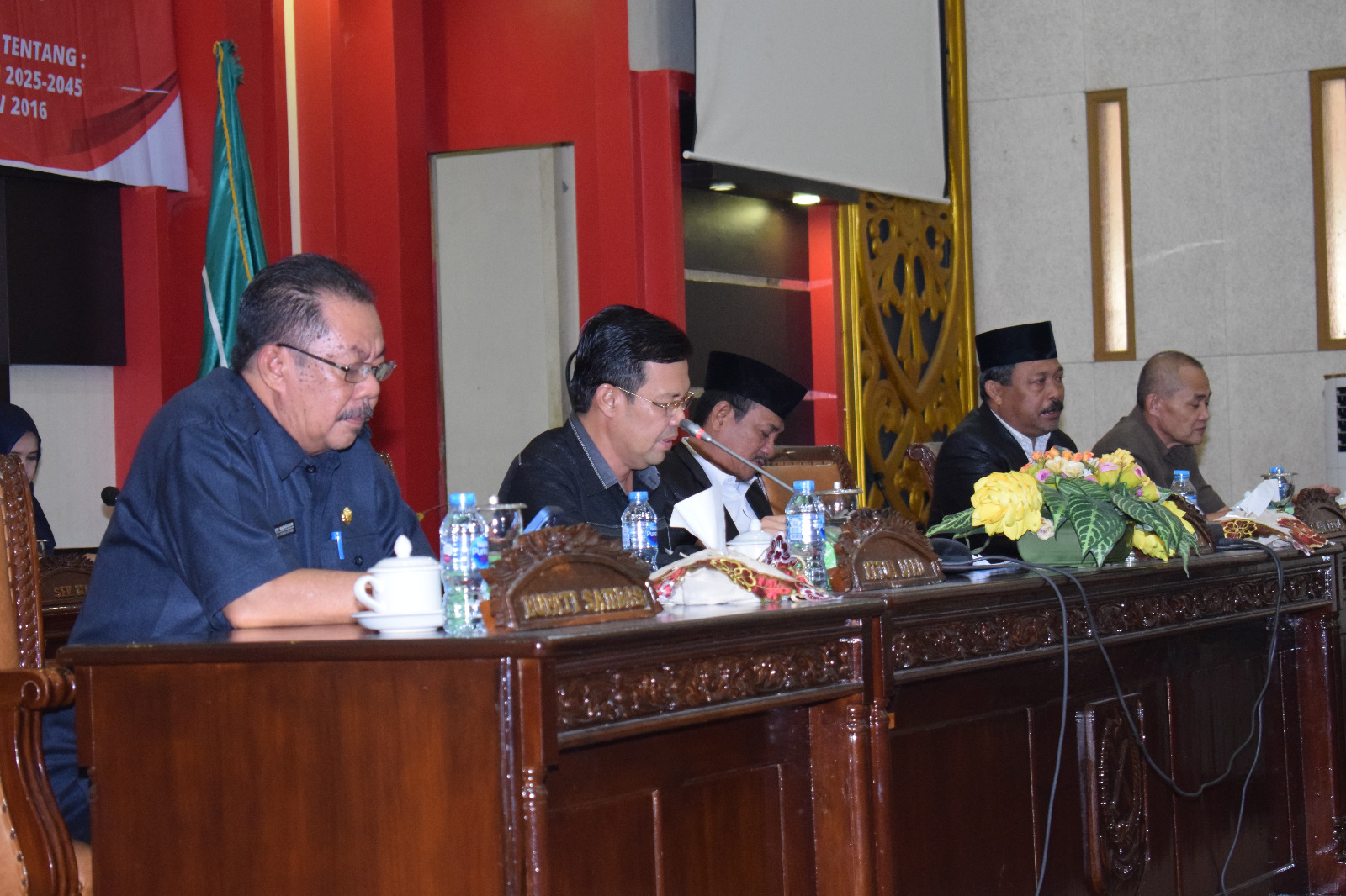 Paripurna : Suasana rapat paripurna saat pengesahan dua Raperda