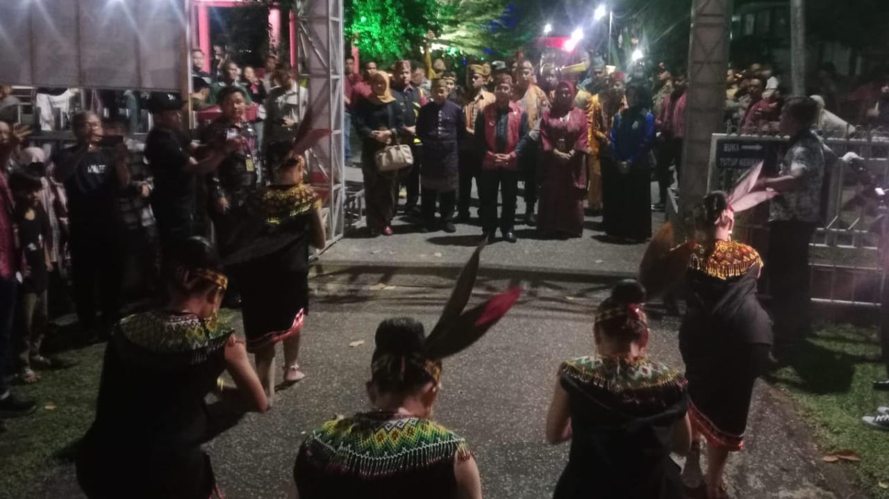 Festival :Penyambutan tamu dan undangan di acara festival budaya perbatasan di Sanggau, belum lama ini.