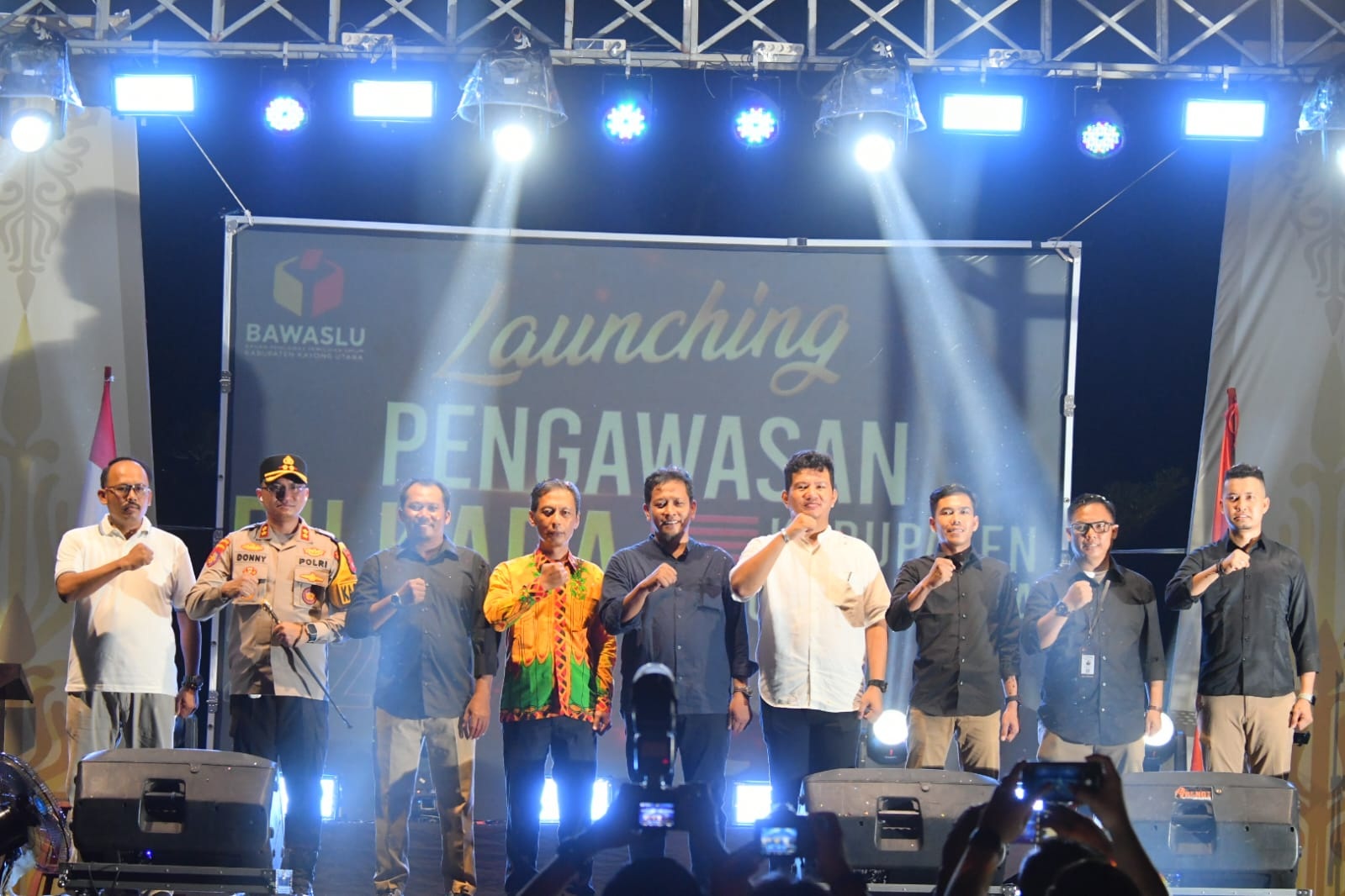 LAUNCHING : Penjabat Sekretaris Daerah Kabupaten Kayong Utara Rene Rienaldy pada peluncuran pengawasan Pilkada serentak Kabupaten Kayong Utara di pelataran Sail Selat Karimata, Pantai Pulau Datok.