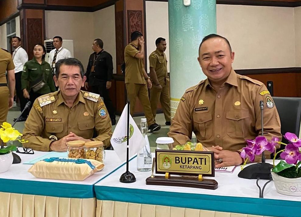 RUPS: Sekda Ketapang, Alexander Wilyo, menghadiri RUPS Luar Biasa Bank Kalbar, Senin (26/8).