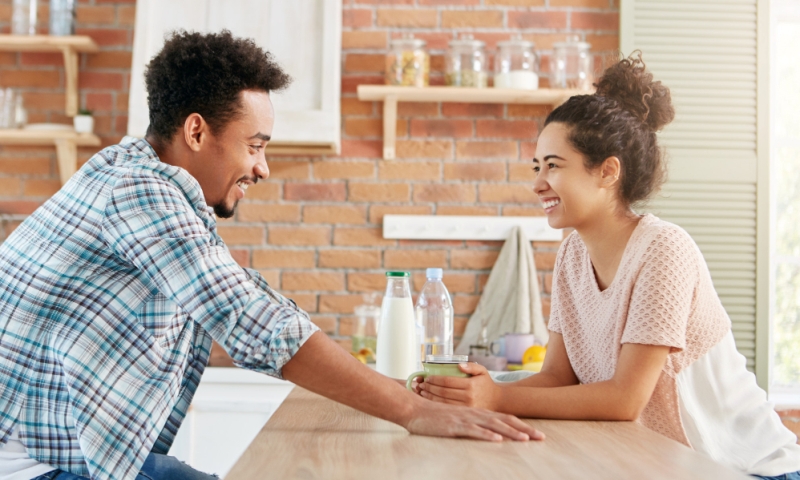 Ilustrasi pasangan mengobrol.(FREEPIK)