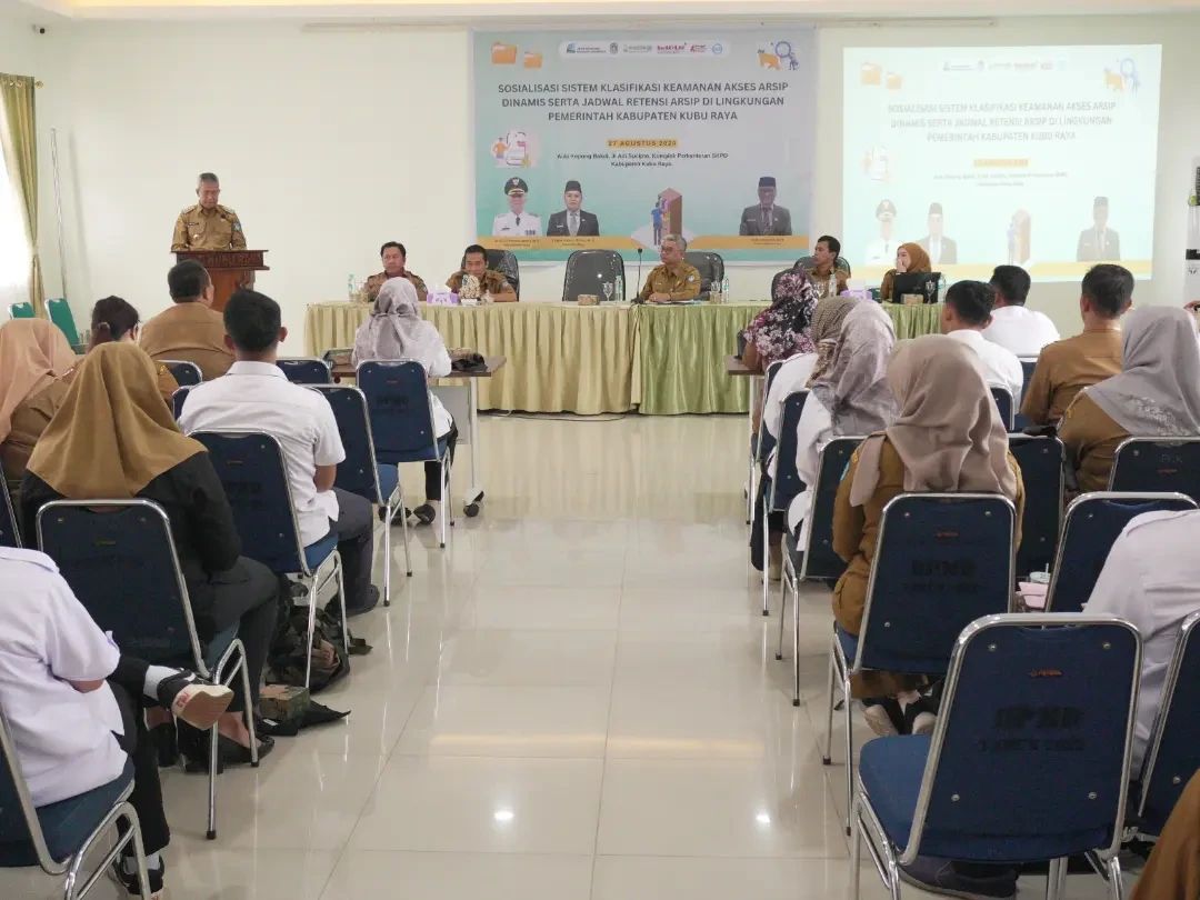 ARAHAN: Pj Bupati Kubu Raya, Syarif Kamaruzaman memberikan arahan saat membuka Sosialisasi SKKAAD dan Jadwal Retensi Arsip di Aula Kepong Bakol, Dinas Pemberdayaan Masyarakat dan Desa Kubu Raya.