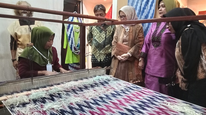 TENUN: Kurniati Penenun dari Kampung Wisata Tenun Khatulistiwa sedang menjelaskan proses tenun songket corak insang.&nbsp;