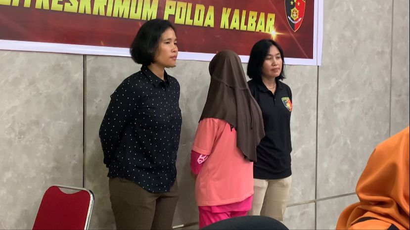 TERSANGKA: IF pelaku pembunuhan Ahmad Nizam Alfahri tampak lesu dan tak berdaya ketika dihadirkan saat konferensi pers yang digelar Polda Kalimantan Barat, Selasa (27/8). (ADONG EKO/PONTIANAKPOST)