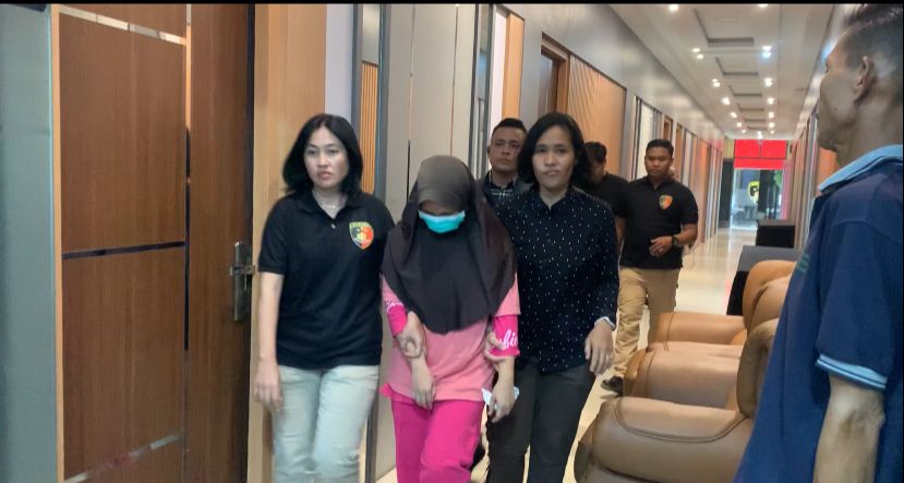 TERSANGKA: IF pelaku pembunuhan Ahmad Nizam Alfahri tampak lesu dan tak berdaya ketika dihadirkan saat konferensi pers yang digelar Polda Kalimantan Barat, Selasa (27/8).(ADONG EKO/PONTIANAKPOST)