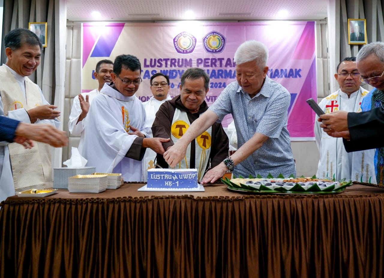 LUSTRUM I: Pemotongan kue oleh Widjaja Tandra diperayaan hari jadi ke-5 Universitas Widya Dharma.