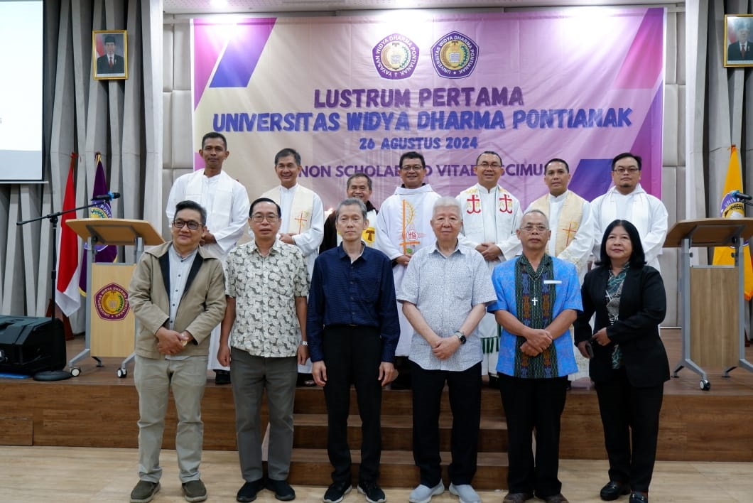 BERSAMA: Foto bersama di momen perayaan hari jadi ke-5 Universitas Widya Dharma Pontianak di Gedung Fransiskus Asisi UWDP.
