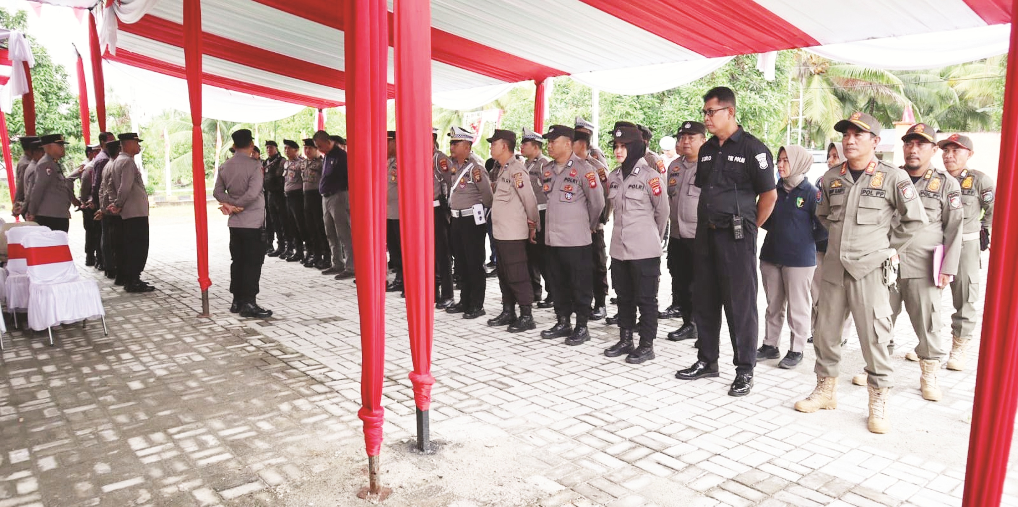 APEL : Petugas kepolisian melaksanakan apel pagi di Kantor KPU Mempawah.