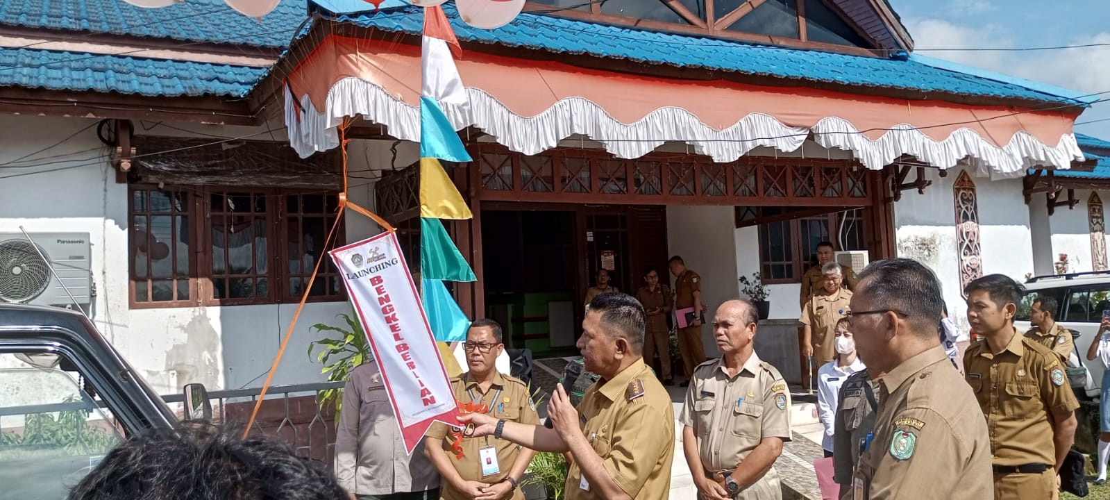 LAUNCHING: Pj Bupati Landak Gutmen Nainggolan saat menghadiri launching mobil Bengkel Berjalan Alat Pertanian Kabupaten Landak.