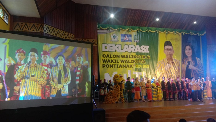 Text foto: Atraksi barongsai dan iringan rebana saat mengantarkan pasangan calon Wali Kota dan Wakil Wali Kota Pontianak Mulyadi-Harti Hartidjah saat acara deklarasinya, di Rumah Melayu Kota Pontianak