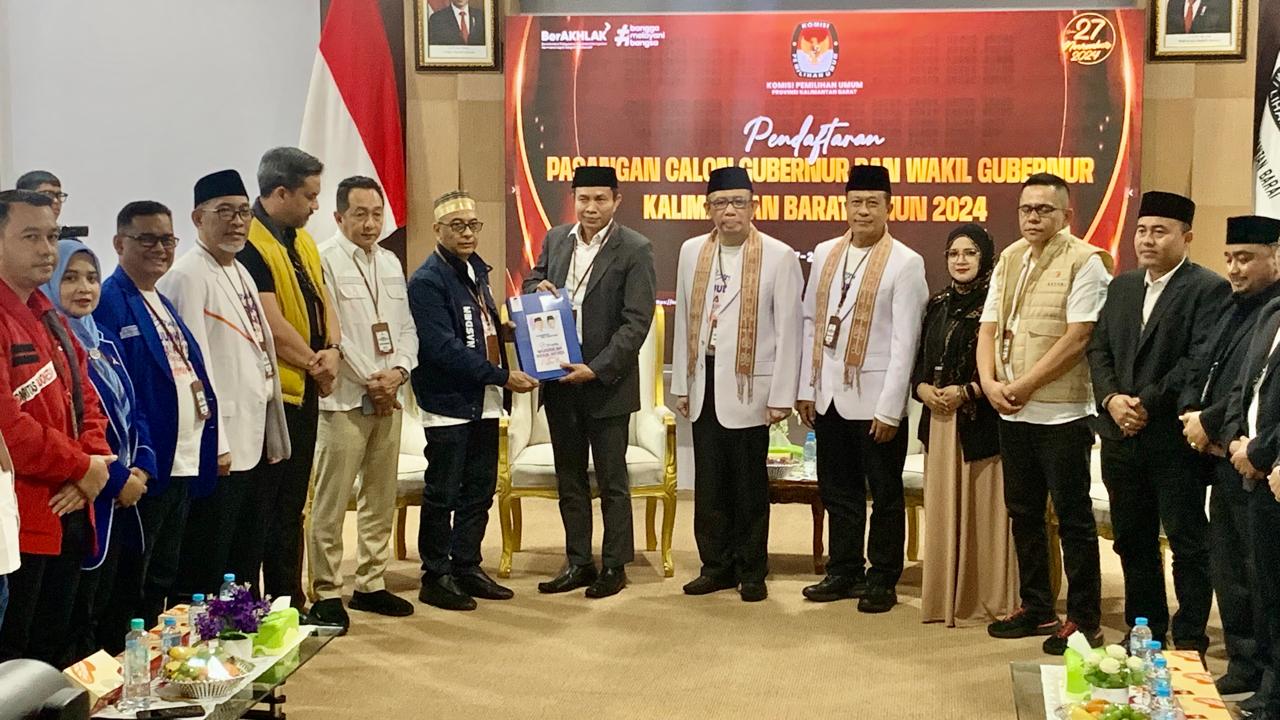 Perwakilan Koalisi Partai Pengusung Midji-Didi, Syarif Abdullah Alkadrie menyerahkan berkas pendaftaran kepada Ketua KPU Kalbar Muhammad Syarifuddin Budi, Rabu (28/8).(IDIL AQSA AKBARY/PONTIANAK POST)