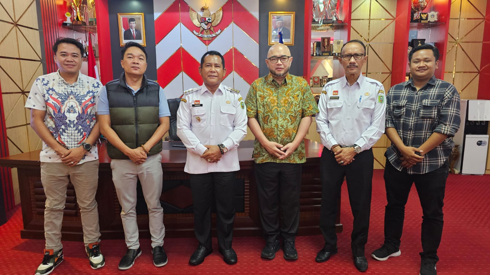 Ketua Umum Koperasi Produsen Anugerah Bumi Hijau (Koprabuh) Pusat Yohanes Cianes Walean saat beraudiensi bersama Pj Bupati Sanggau, Rabu pagi.