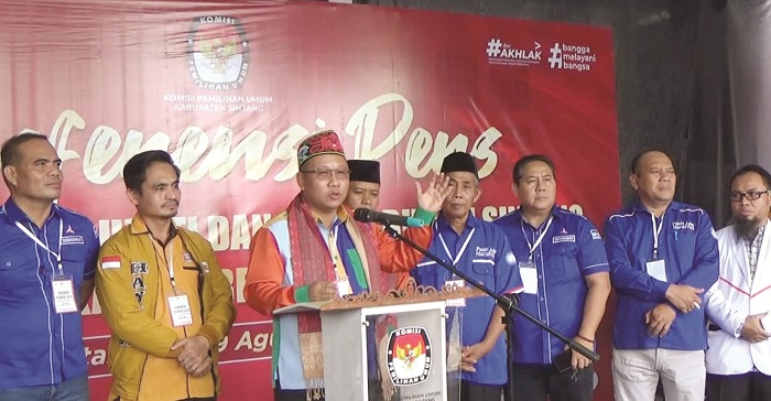 DAFTAR : Pasangan Heri Jambri dan Supranto mendaftarkan diri sebagai Calon Bupati dan Wakil Bupati Sintang periode 2025-2030.