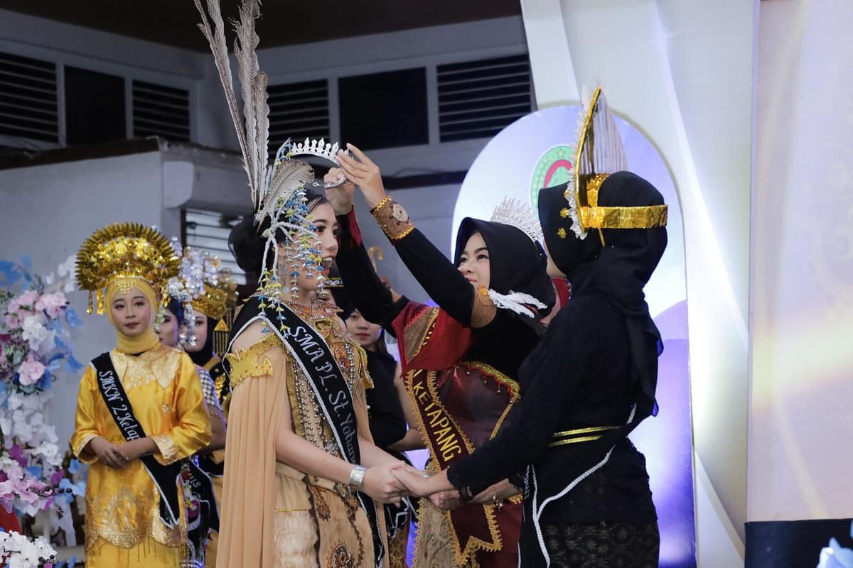 DUTA GIZI: Duta Gizi 2024, Vania Prilly, dipasangkan mahkota Duta Gizi oleh Wakil Ketua PKK Ketapang, Ervani Masitha Farhan.