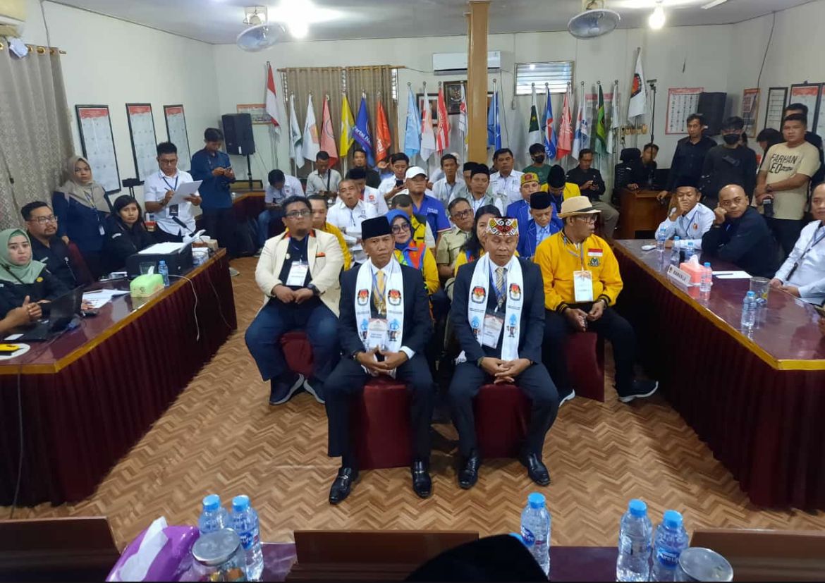 MENDAFTAR : Pasangan Farhan-Leo mendaftarkan diri ke KPU Ketapang, Rabu (28/8).