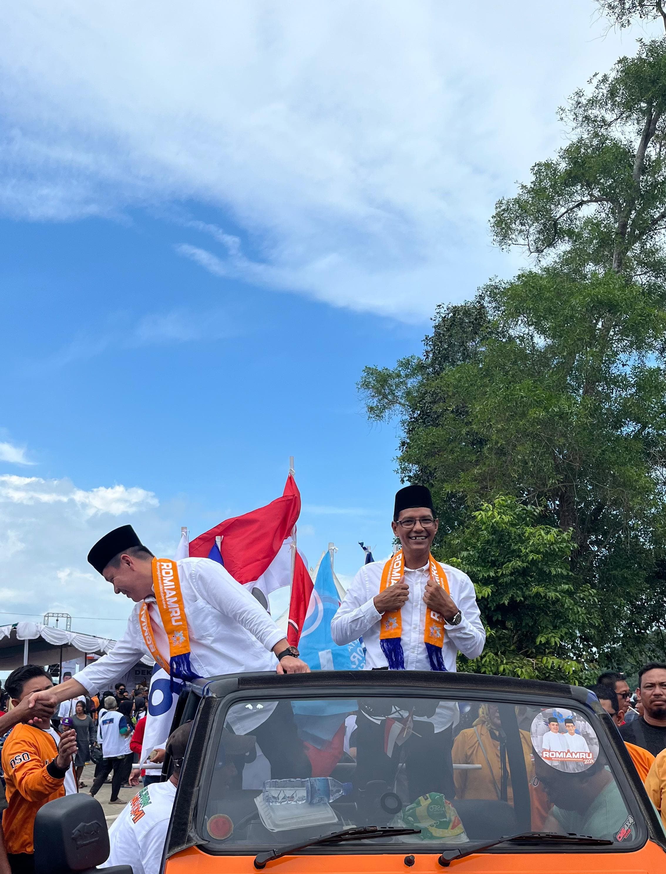 DAFTAR: Romi Amru, bakal calon Bupati dan Wakil Bupati Kayong Utara, saat menuju Kantor KPU,Selasa (27/8) kemarin.