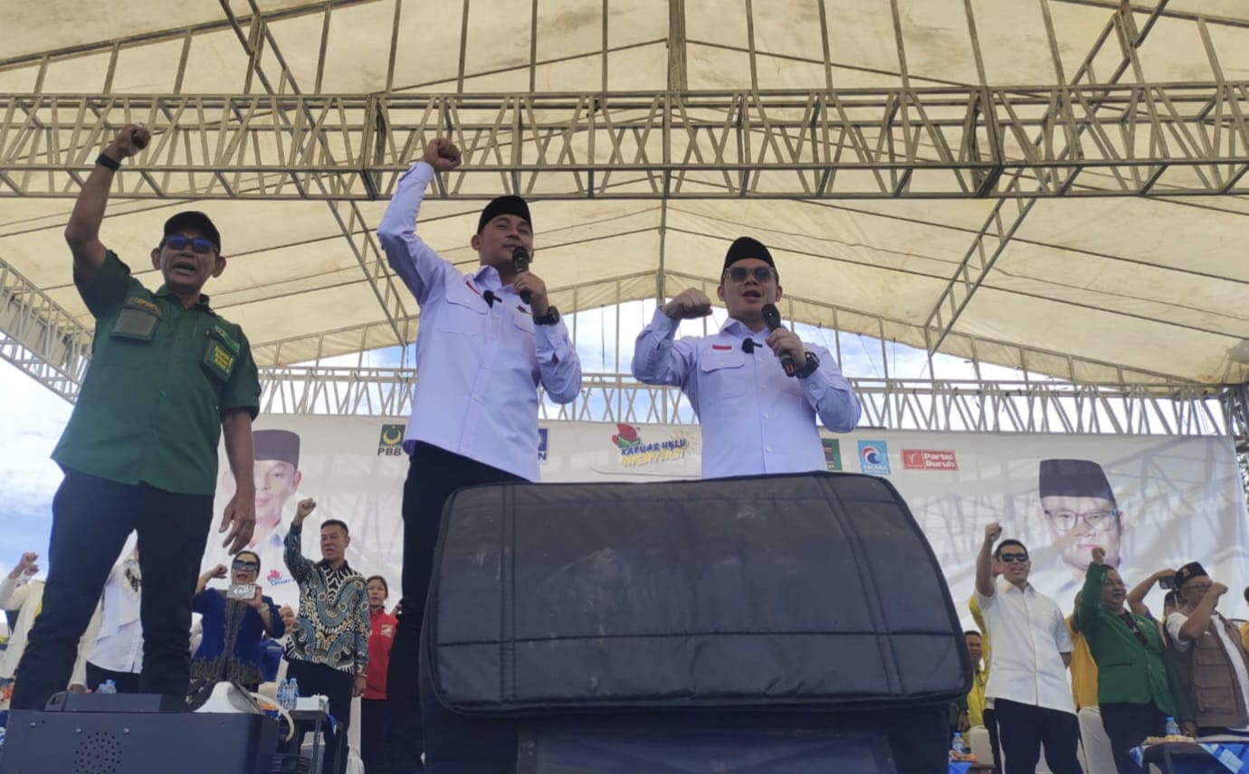 ORASI: Pasangan Wahyu-Wawa saat melakukan orasi di Deklarasi &lsquo;Menyala&rsquo;.