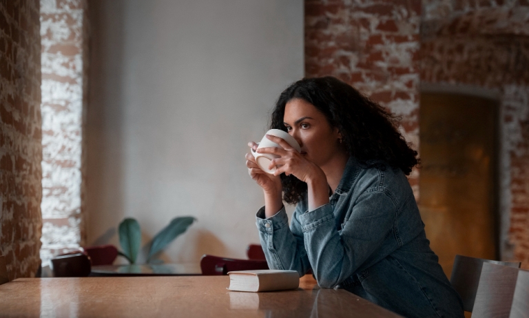 Ilustrasi introvert memilih sendiri.(FREEPIK)