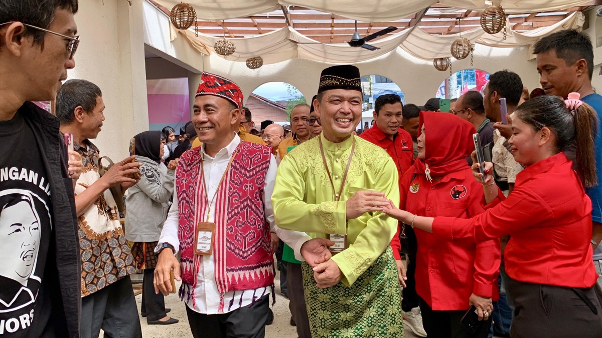 Ria Norsan dan Krisantus Kurniawan saat menyapa para simpatisan sebelum deklarasi dan mendaftar ke KPU sebagai peserta Pilgub 2024.