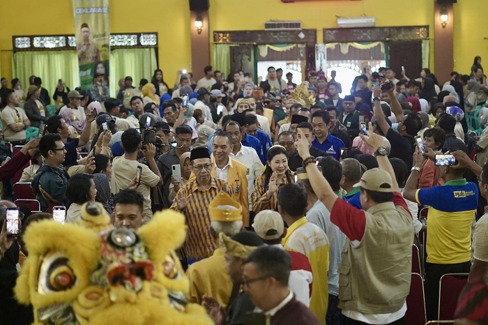 PENDUKUNG: Deklarasi pasangan Multi dihadiri ramai pendukung dan simpatisan.