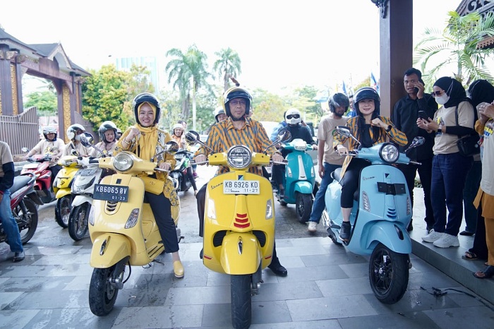 NAIK MOTOR: Pasangan Mulyadi-Harti bersama Ketua Tim Pemenangan Pasangan Multi menggunakan sepeda motor mendaftarkan ke KPU Pontianak.