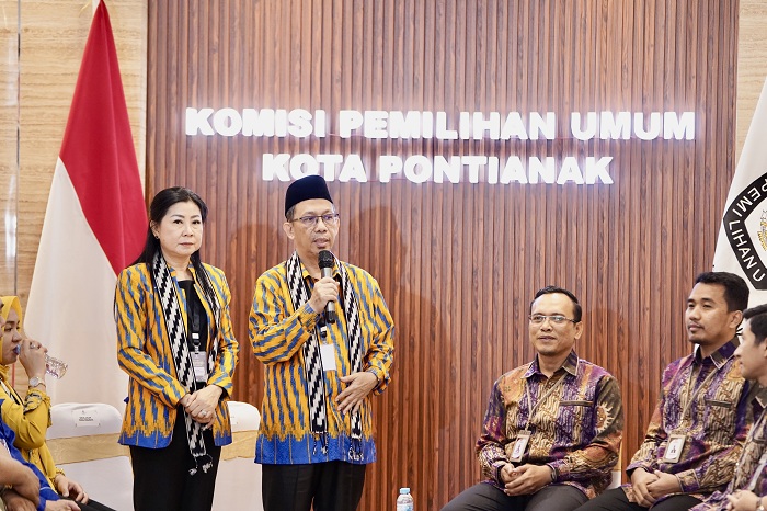 DAFTAR: Pasangan Multi saat di KPU Pontianak.