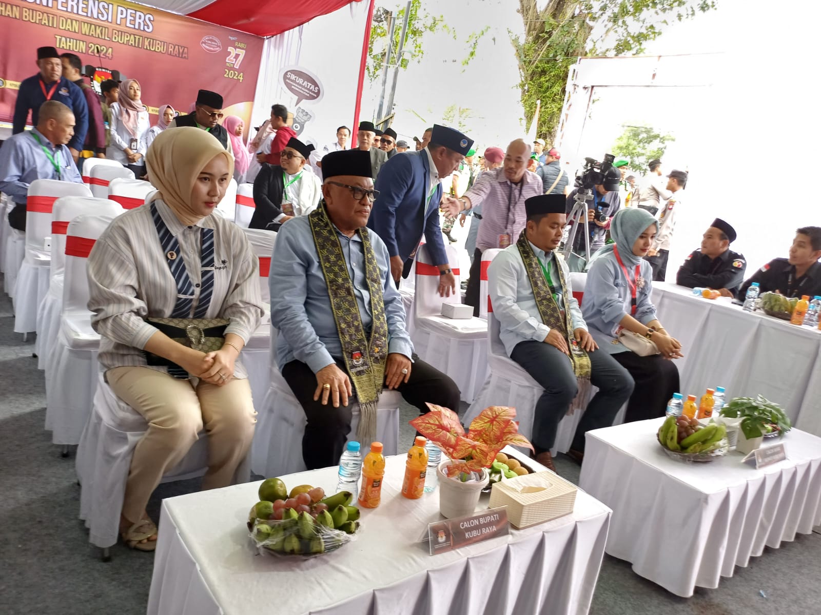 Pasangan calon bupati dan calon wakil Bupati Kubu Raya, Rusman Ali dan Muhammad Fachri menyerahkan berkas pendaftaran ke KPU, Kamis (29/8.(ASHRI ISNAINI/PONTIANAK POST)