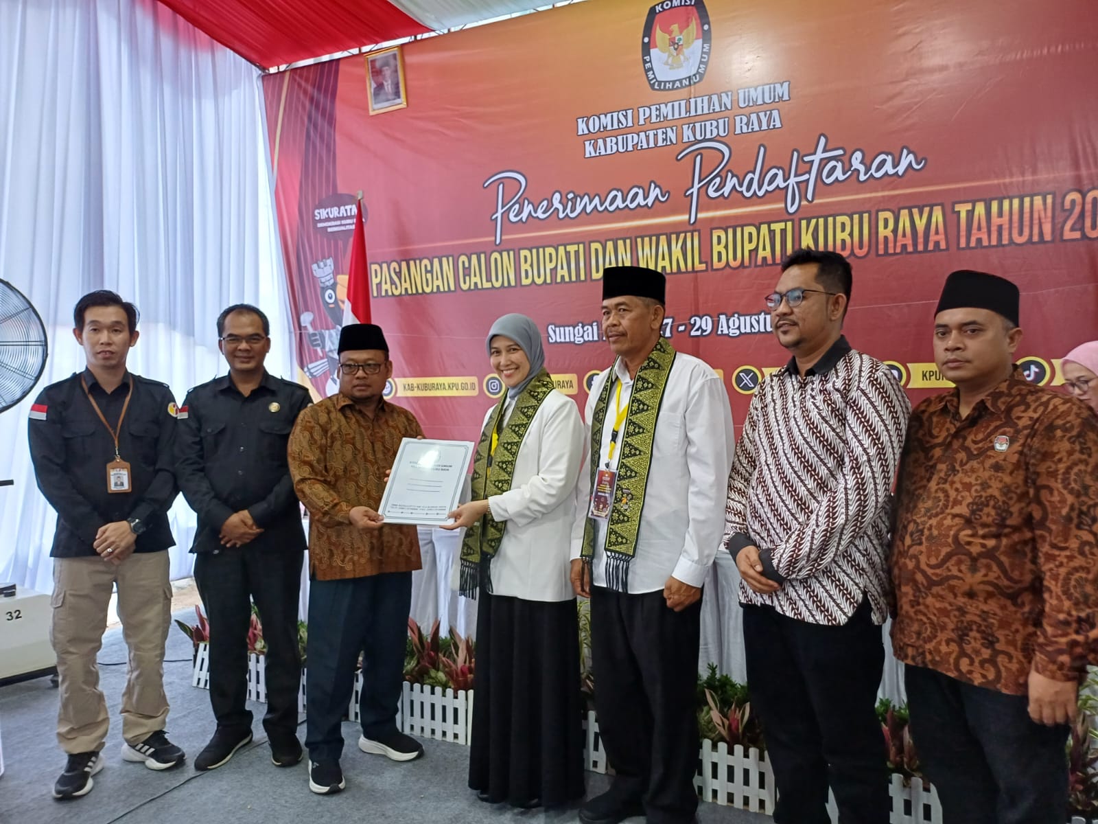 Calon bupati Kubu Raya, Rosalina dan Calon Wakil Bupati Kubu Raya, Marijan mendaftar sebagai calon bupati dan calon wakil bupati Kubu Raya, Kamis (29/8).(ASHRI ISNAINI/PONTIANAK POST)