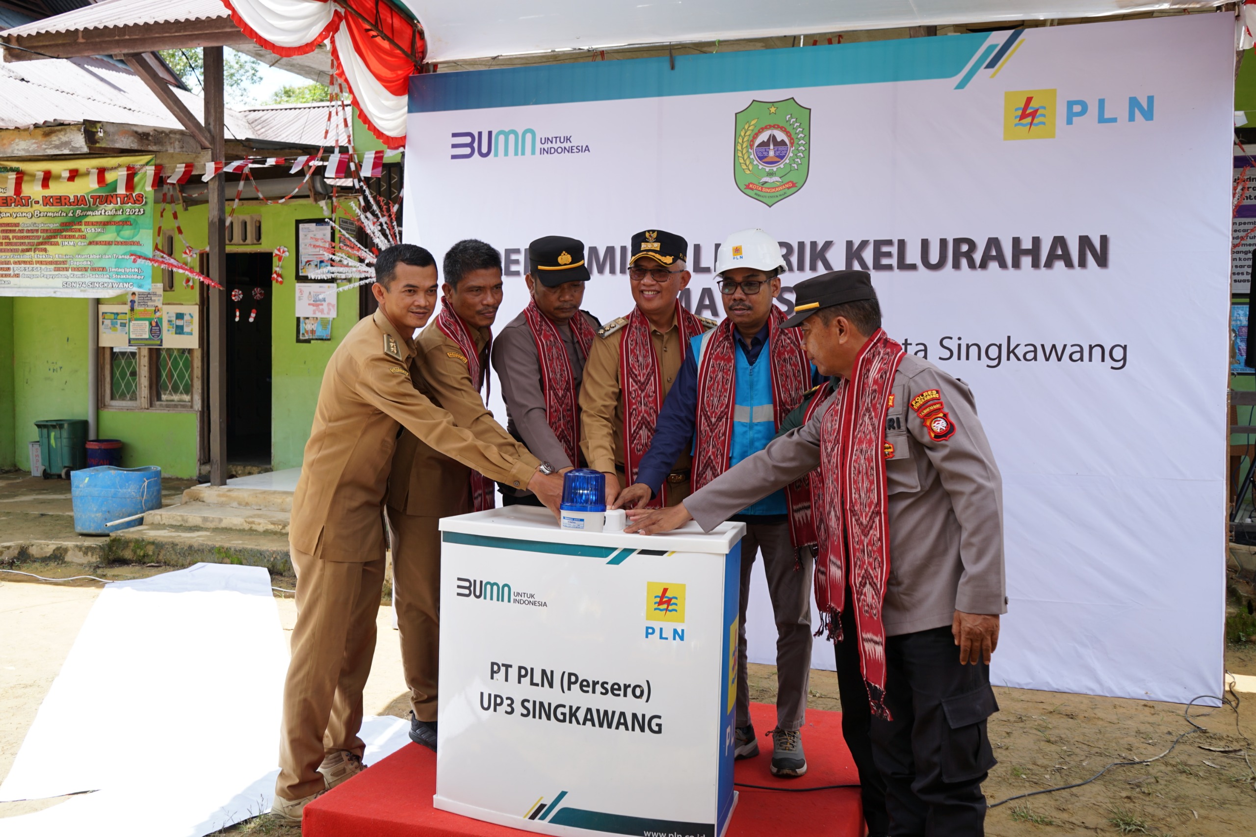 Simbolis penyalaan dengan membunyikan sirene yang dilakukan oleh Forkopimda Kota Singkawang (27/08).